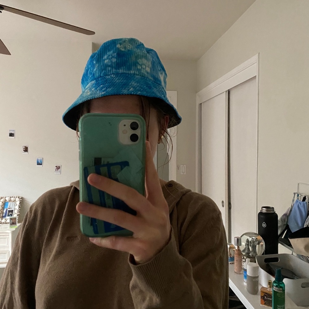 Adorable bucket hat in new condition
